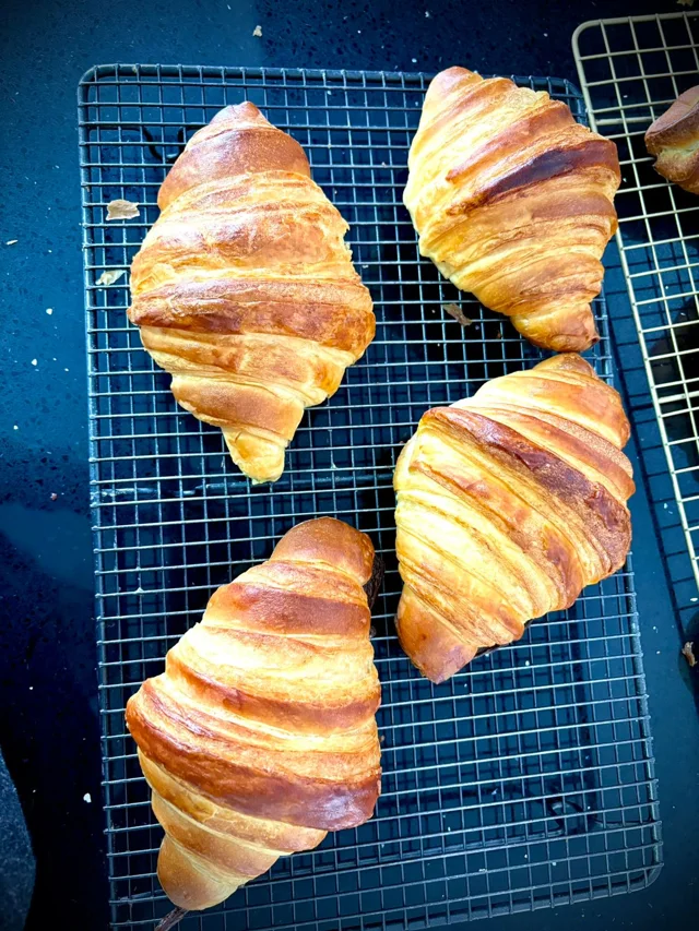 Croissants artesanales de mantequilla elaborados por Oveja Negra en Medellín